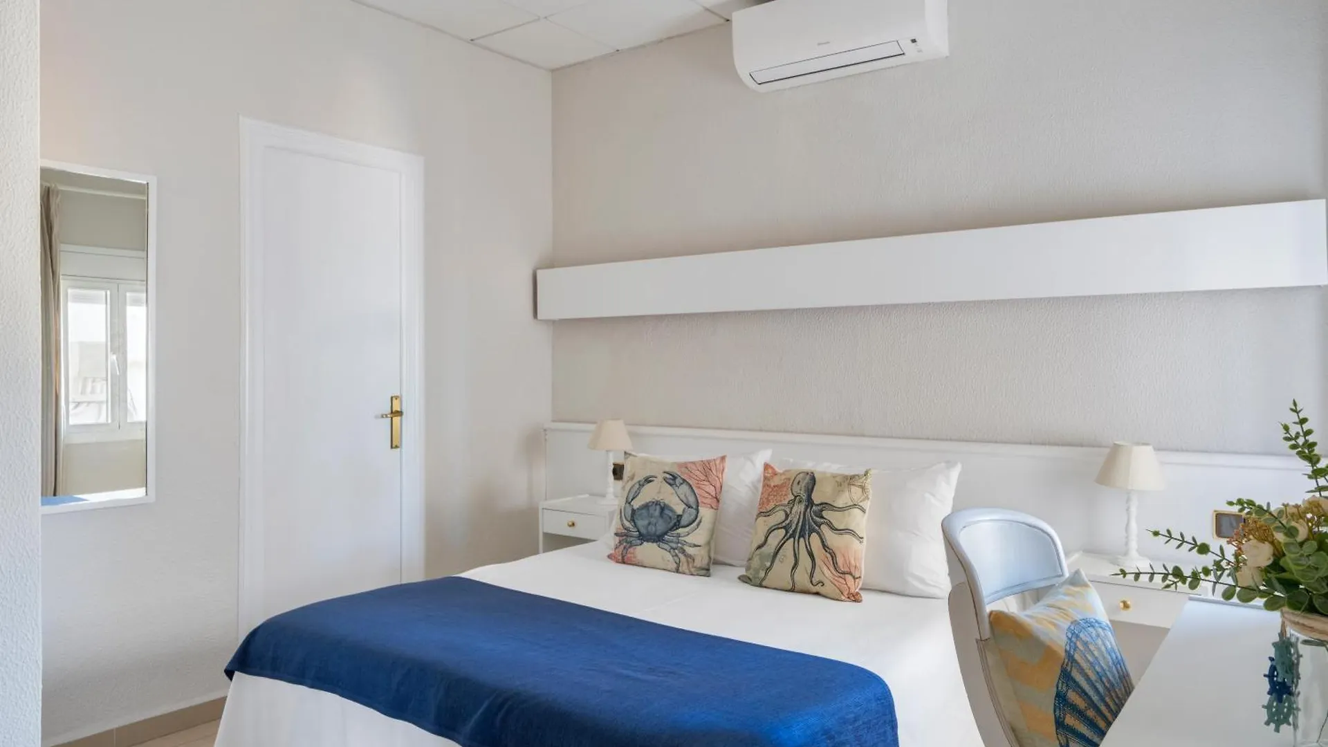 **  Hotel La Goleta Llança Spagna