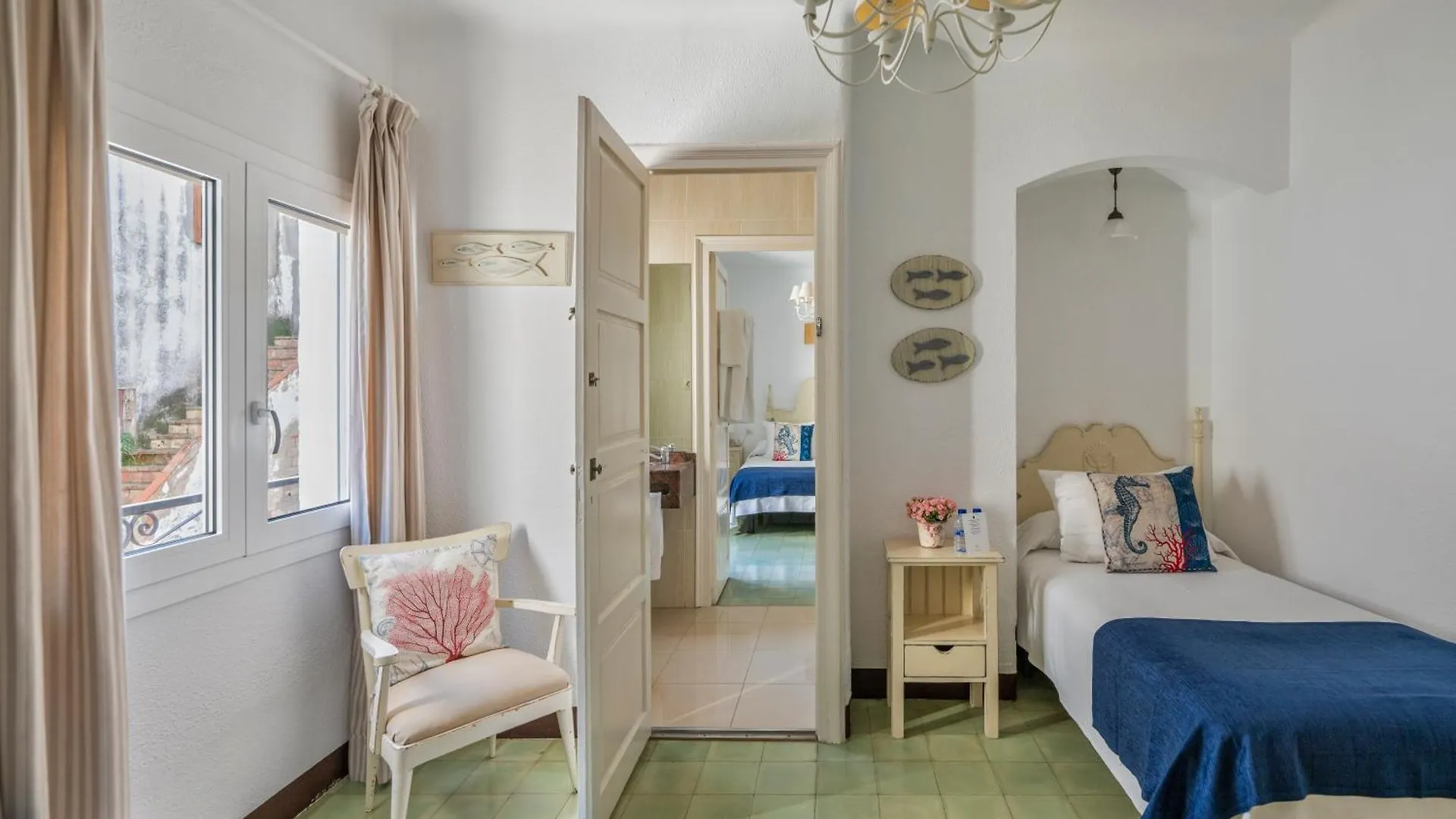 **  Hotel La Goleta Llança Spagna