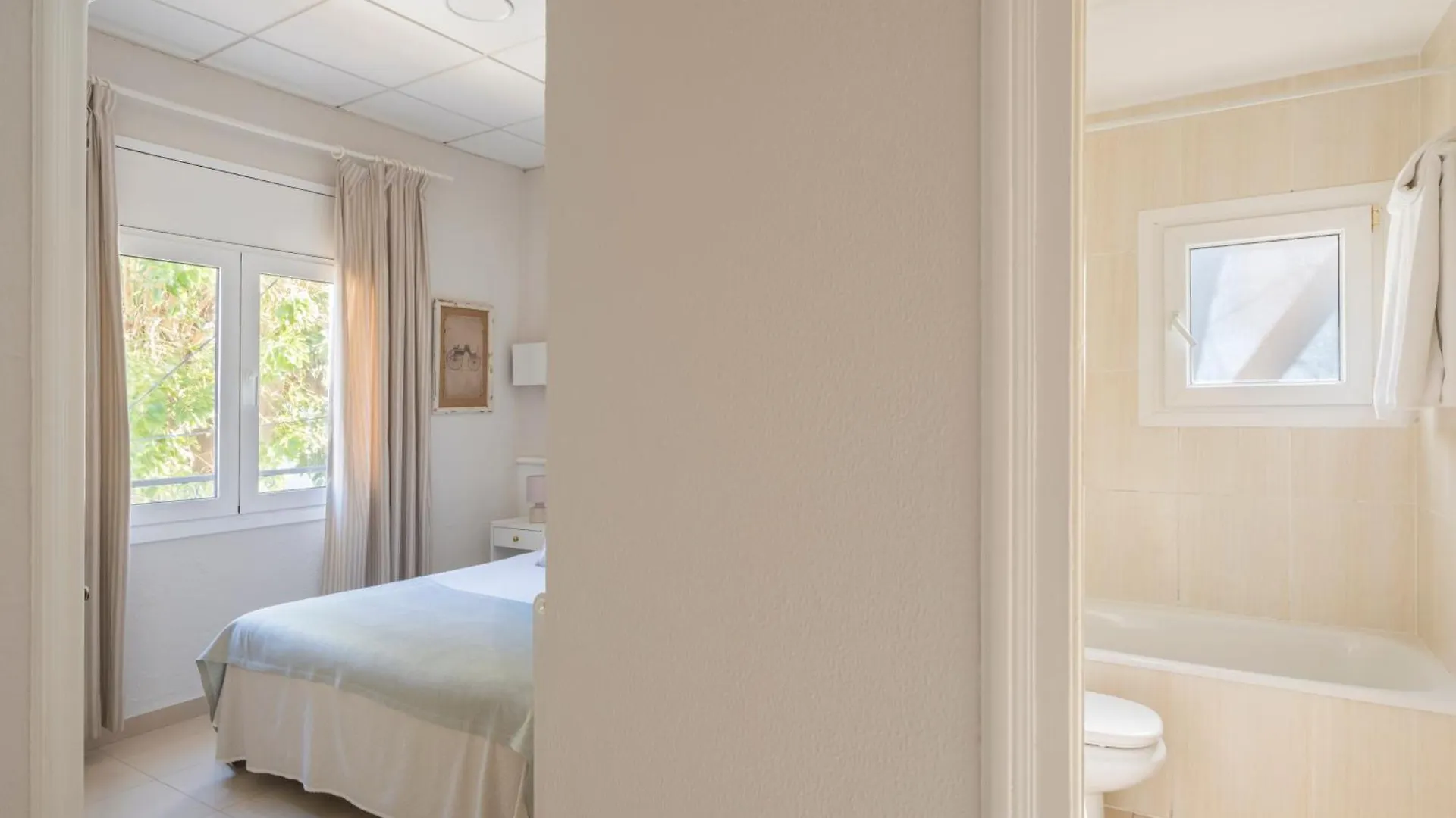 **  Hotel La Goleta Llança Spagna